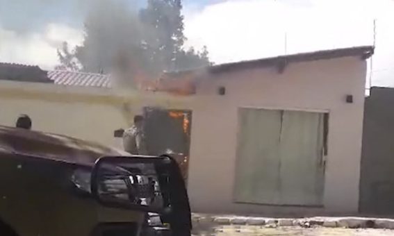 Homem em surto psicótico ateia fogo na residência da mãe na região da Chapada Diamantina