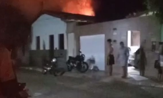 Explosão de celular causa incêndio e destruição em residência de Brumado