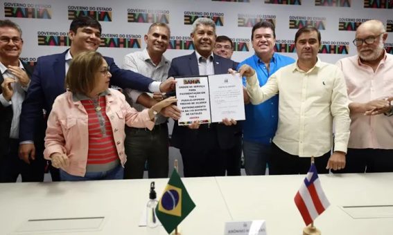 Deputado Marquinho Viana celebra ordem de serviço para pavimentação de 20 km na BA-148 entre Abaíra e Catolés