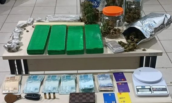 Homem é preso com 4,5 kg de drogas e quase R$ 6 mil em espécie no Sudoeste da Bahia