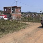 Criminosos invadem casa e executam morador na frente da esposa e filho de 05 anos