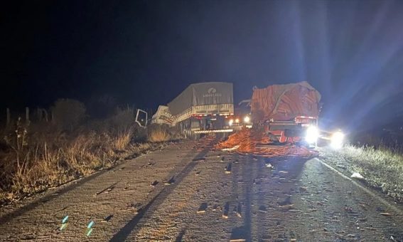 Duas pessoas morrem após batida entre caminhões e carro no Sudoeste da Bahia