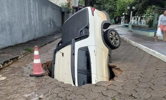 Caminhonete é engolida por cratera após chuva em Caetité