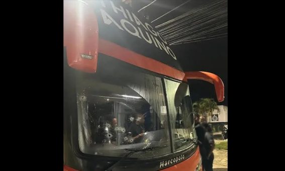 Ônibus do cantor Thiago Aquino é alvo de tiros durante tentativa de assalto na Bahia