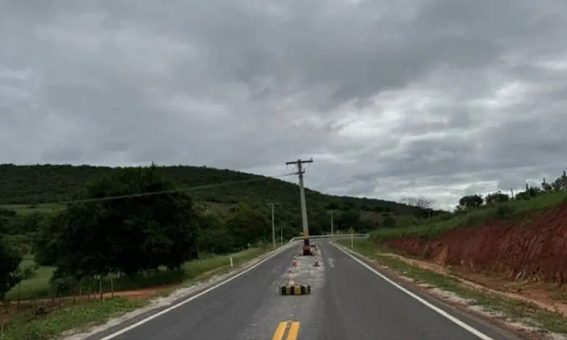 Poste no meio da pista chama atenção de motoristas na BA-026, entre Rio do Antônio e Caculé