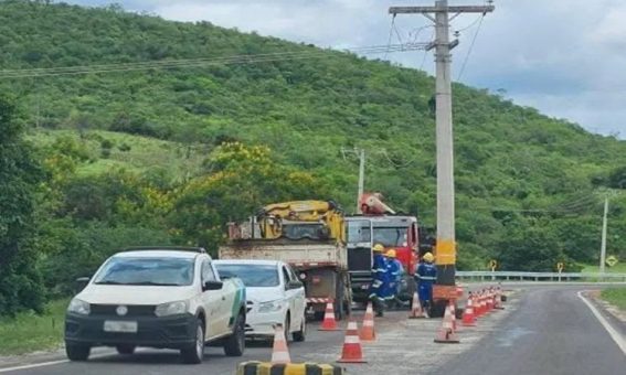 Poste no meio da BA-026 é retirado pela Coelba após repercussão negativa